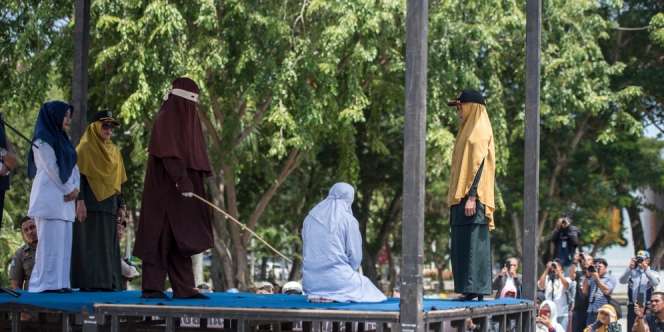 Wanita Aceh Dicambuk 100 Kali Akibat Selingkuh, Pasangannya Cuma 15 Kali