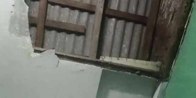 Plafon Kamar Mandi Roboh, Wanita Ini Lanjutkan Buat Hajat