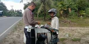 Gemetar Motor Disetop di Jalan, Tindakan Polisi Beri Kebahagiaan Si Penjual Es Krim Keliling