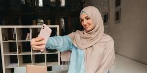 3 Trik Membuat Riasanmu Terlihat Flawless Saat Swafoto