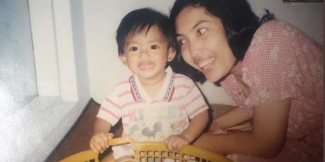 Ganti Foto Profil dengan Potret Masa Kecil Bareng Ibu, Balasan yang Didapat Bikin Nangis!