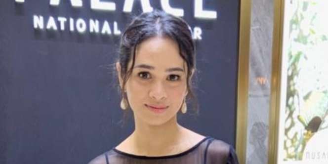 Gaya Andien Pakai Dress Elegan dan Anting Berlian, Semua Produk Lokal
