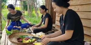 Potret Keseharian Gadis Suku Dayak, Jago Olah Sayur Jadi Makanan Populer!