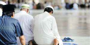 Tata Cara Sholat yang Benar Bagi Laki-laki, Lengkap dengan Bacaannya