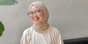 Ide HOTD dengan Warna Earth Tone yang Bersahaja