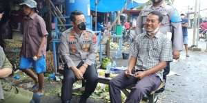 Datangi Pasar, Kapolres Karawang Asyik Berbincang dengan Masyarakat