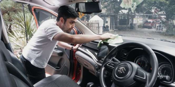 Tips Menghindari Jamur Muncul di Kaca Mobil saat Musim Hujan