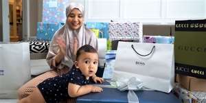 10 Potret Zaskia Sungkar Unboxing Kado Aqiqah, Pemberian Nagita Slavina Bikin Kegirangan!