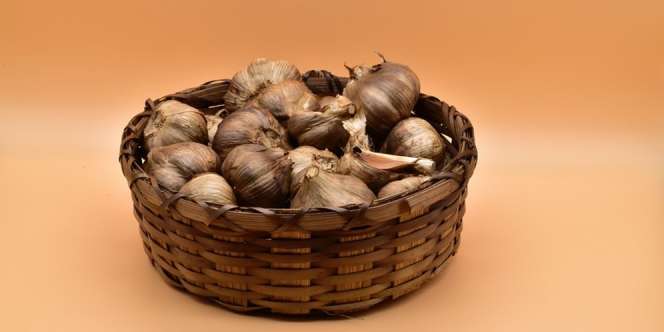 5 Manfaat Black Garlic untuk Kesehatan Beserta Efek Samping yang Perlu Diperhatikan