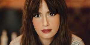 Dress Fashionable Bianca Adinegoro Istri Menteri Perdagangan Pakai Kain Khas Indonesia, Batik hingga Tenun