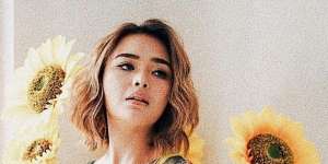 Unggah Penampilan Sporty Pakai Sneakers, Wajah Amanda Manopo Mirip Laura Anna?