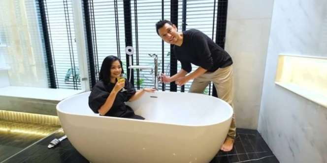 Mewahnya 5 Potret Kamar Mandi Titi Kamal dan Christian Sugiono, Dilengkapi Fasilitas Super Canggih 