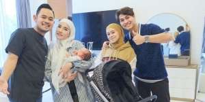 Anak Rizky Billar dan Lesti Kejora Dapat Hadiah Stroller Seharga Rumah