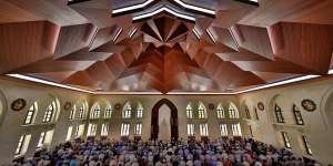 Tata Cara Sholat Tarawih 8 Rakaat Beserta Bacaan Niat, Doa dan Artinya