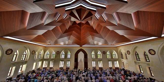 Tata Cara Sholat Tarawih 8 Rakaat Beserta Bacaan Niat, Doa dan Artinya