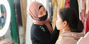 MUA Sampai Sakit Pinggang Bikin Eyeliner, Hasil Sempurnanya Malah Diledek Stiker