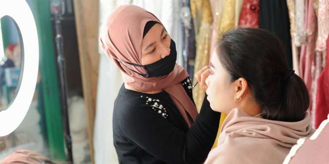 MUA Sampai Sakit Pinggang Bikin Eyeliner, Hasil Sempurnanya Malah Diledek Stiker