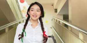 Pakai Jins dan Sweater, Harga OOTD Natasha Wilona Bikin Elus Dada