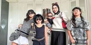 Potret Glamor dr. Reza Gladys dengan 4 Anak Perempuannya