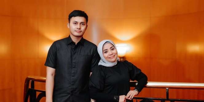 Pilih Penampilan Sederhana Bareng Suami, Kecantikan Muzdalifah Makin Terpancar? 