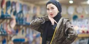 Gaya Shandy Purnamasari Pose di Vespa Dior, Simpel Tapi 'Mahal'
