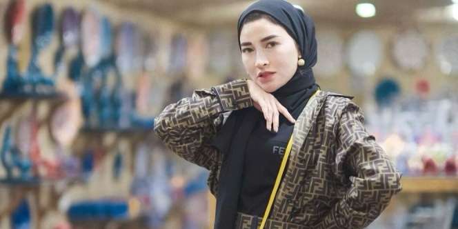 Gaya Shandy Purnamasari Pose di Vespa Dior, Simpel Tapi 'Mahal'