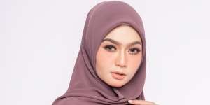 Cara Setrika Kerudung Segi Empat Biar Selalu Rapi