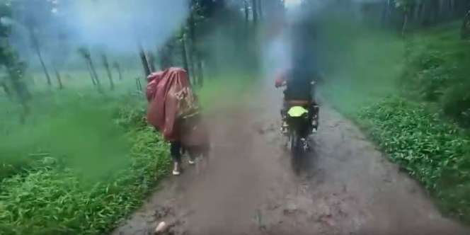 Hobi Tak Kalahkan Peduli, Anak Trail Tawarkan Tumpangan Ibu dan Anak di Tengah Kebun