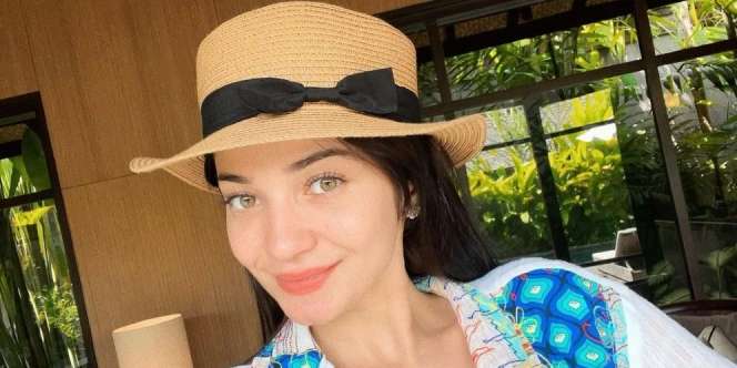 Gaya Nyentrik dan Colorful Enzy Tabrak Warna Biru dan Hijau, Super Gemas