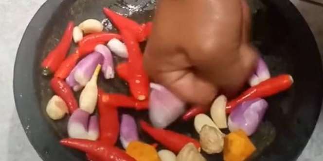 Viral Video Ulek Bumbu ala 'Thanos', Cukup Pakai Jari