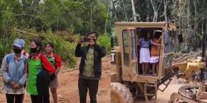Video Viral Para Siswi di Kalimantan Diantar Jemput Kendaraan Berat Karena Jalan Berlumpur