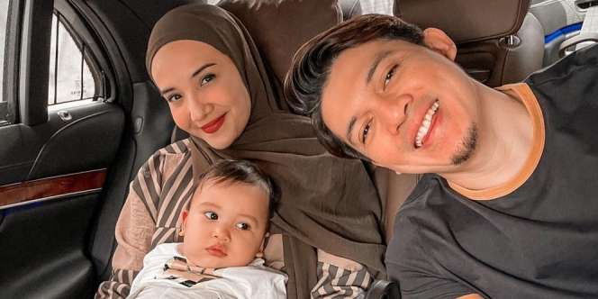 Momen Zaskia Sungkar Goda Senyum Manis Irwansyah di Depan Acha Septriasa: `Cubit Ni`