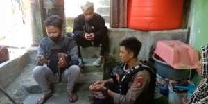 Hebat! Polisi Ini Bantu Nenek Bebas dari Jeratan Utang Rentenir
