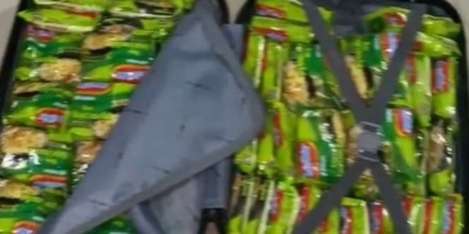Pindah ke Malang, Pria Asal Kalimantan Pilih Isi Penuh Koper dengan Mi Instan daripada Bawa Pakaian