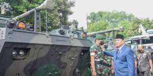 Bawa Anoa, Badak, dan Komodo, Menhan Prabowo Subianto Serahkan 43 Ranpur Made In Bandung