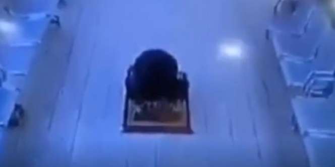 Masya Allah, Bocah Ini Sujud Syukur Saat Sekolahnya Dibuka Lagi