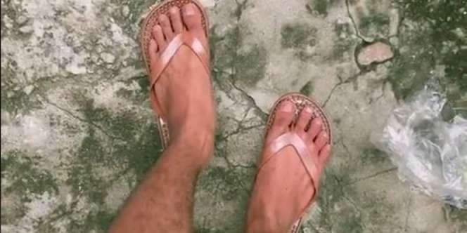 Bikin Terenyuh, Perjuangan Ibu Keliling Jualan Sandal Refleksi Demi Beras