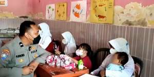 Kisah Haru Gadis Yatim Bersekolah Sambil Gendong 2 Adik, Fakta di Baliknya Bikin Nangis