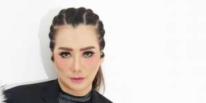 Pakai Hijab Saat Ikut Pengajian Umi Pipik, Reza Artamevia Cantik Banget