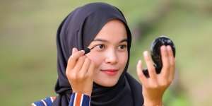 Tutorial Membuat Smudged Eyeliner ala Seleb Hollywood