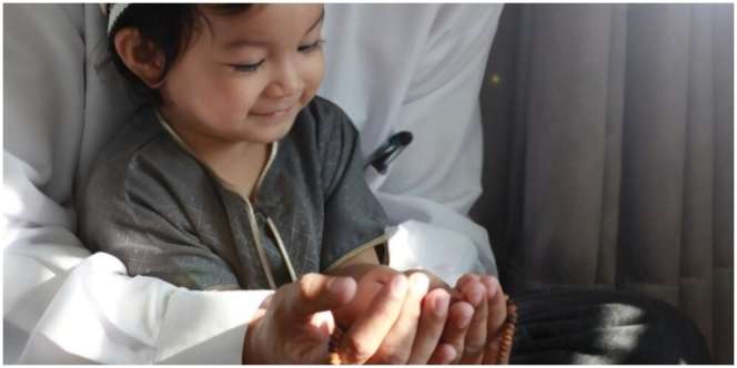 13 Doa Sehari-hari yang Bisa Diajarkan pada Anak-Anak, Mudah dan Cepat Dihafalkan