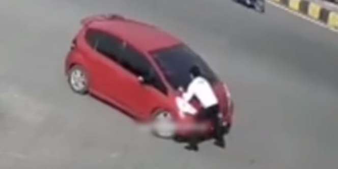 Aksi Heroik Polisi Berpegangan di Kap Mobil Gagalkan Perampasan Debt Collector