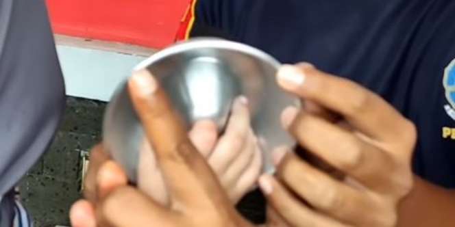 Kasihan, Jari Balita Ini Terjepit Saat Mainkan Cetakan Kue