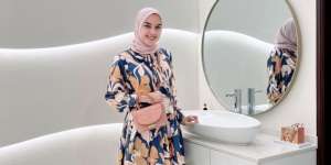 Tampilan Tiqasya Pakai Tunik Motif, Bikin Tambah Cantik!