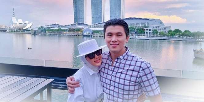 Kompak Tampil Satu Tone dengan Suami, Intip Harga Blazer Syahrini