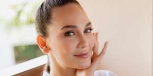 Baju Colorful dan Tenteng Tas Segitiga, Lihat Penampilan Super Gemas Luna Maya