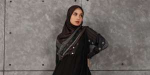 Dress Hitam Shireen Sungkar Bikin OOTD Makin Keren