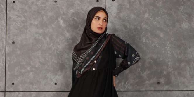 Dress Hitam Shireen Sungkar Bikin OOTD Makin Keren