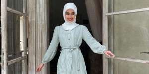 Gunakan Dress untuk Tampil Feminin ala Fira Assegaf
