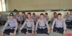 Keren Banget, Topi Sakti Ini Bikin Orang Yang Pakai Ditakuti Polisi!